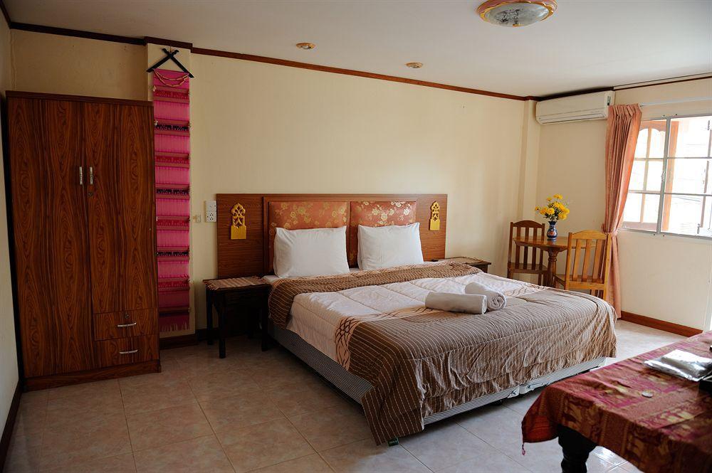 The Britannia Hotell Chiang Mai Exteriör bild