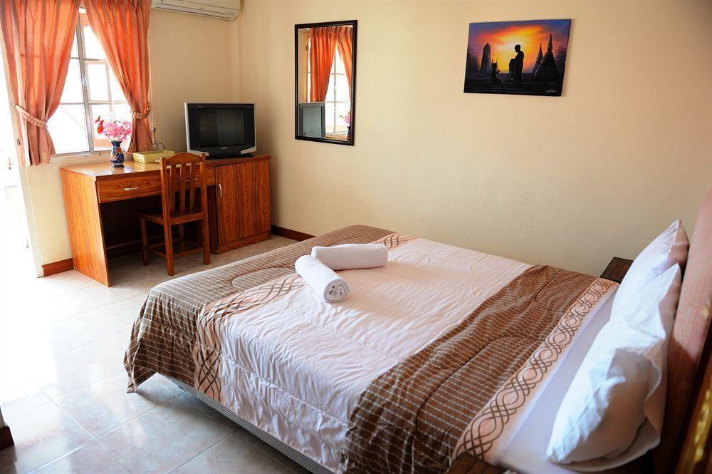 The Britannia Hotell Chiang Mai Exteriör bild