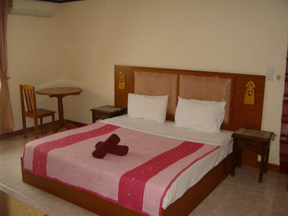 The Britannia Hotell Chiang Mai Exteriör bild