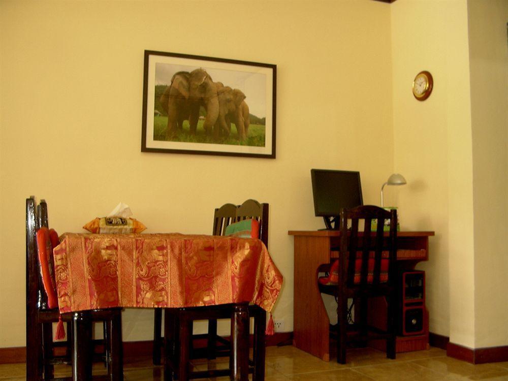 The Britannia Hotell Chiang Mai Exteriör bild