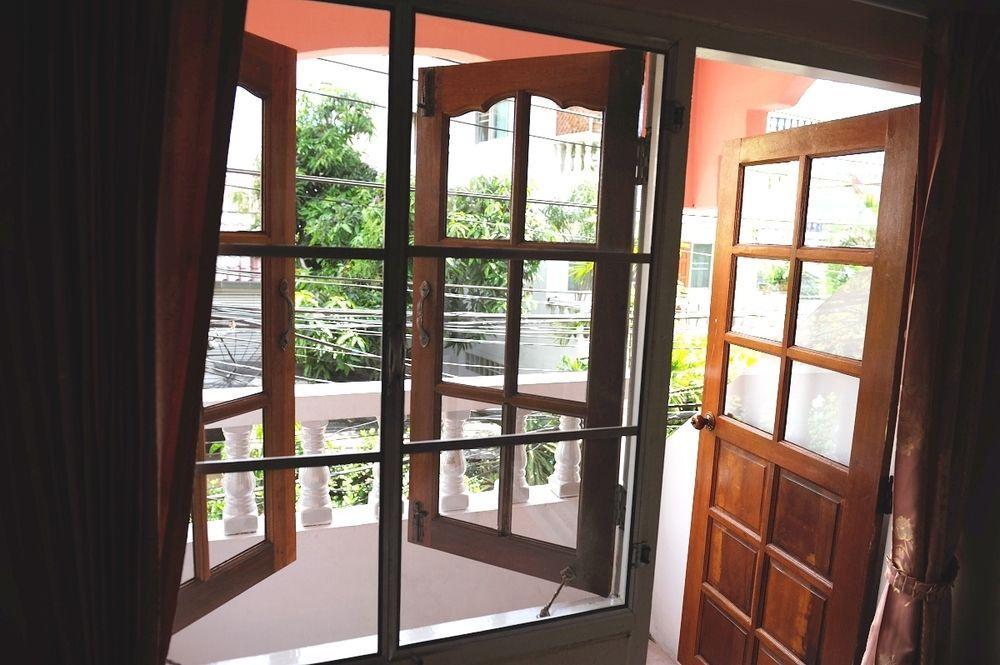 The Britannia Hotell Chiang Mai Exteriör bild