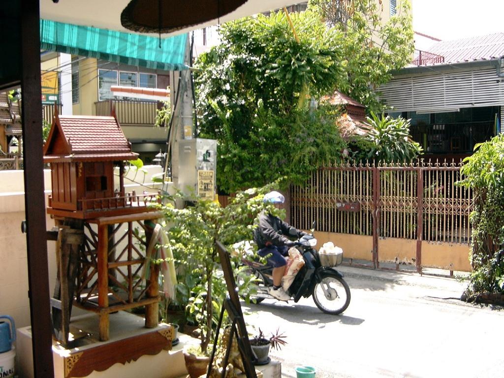 The Britannia Hotell Chiang Mai Exteriör bild