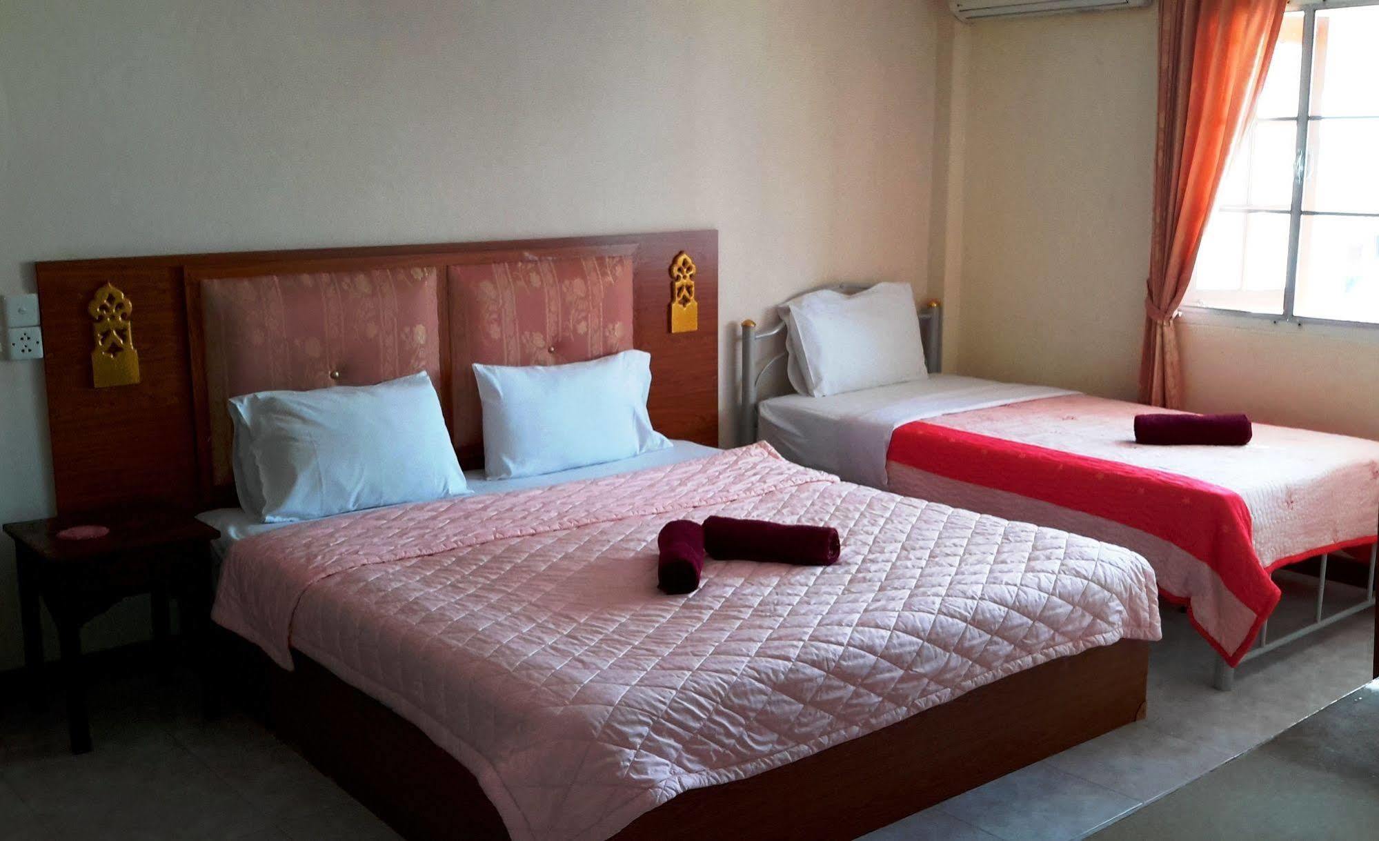 The Britannia Hotell Chiang Mai Exteriör bild