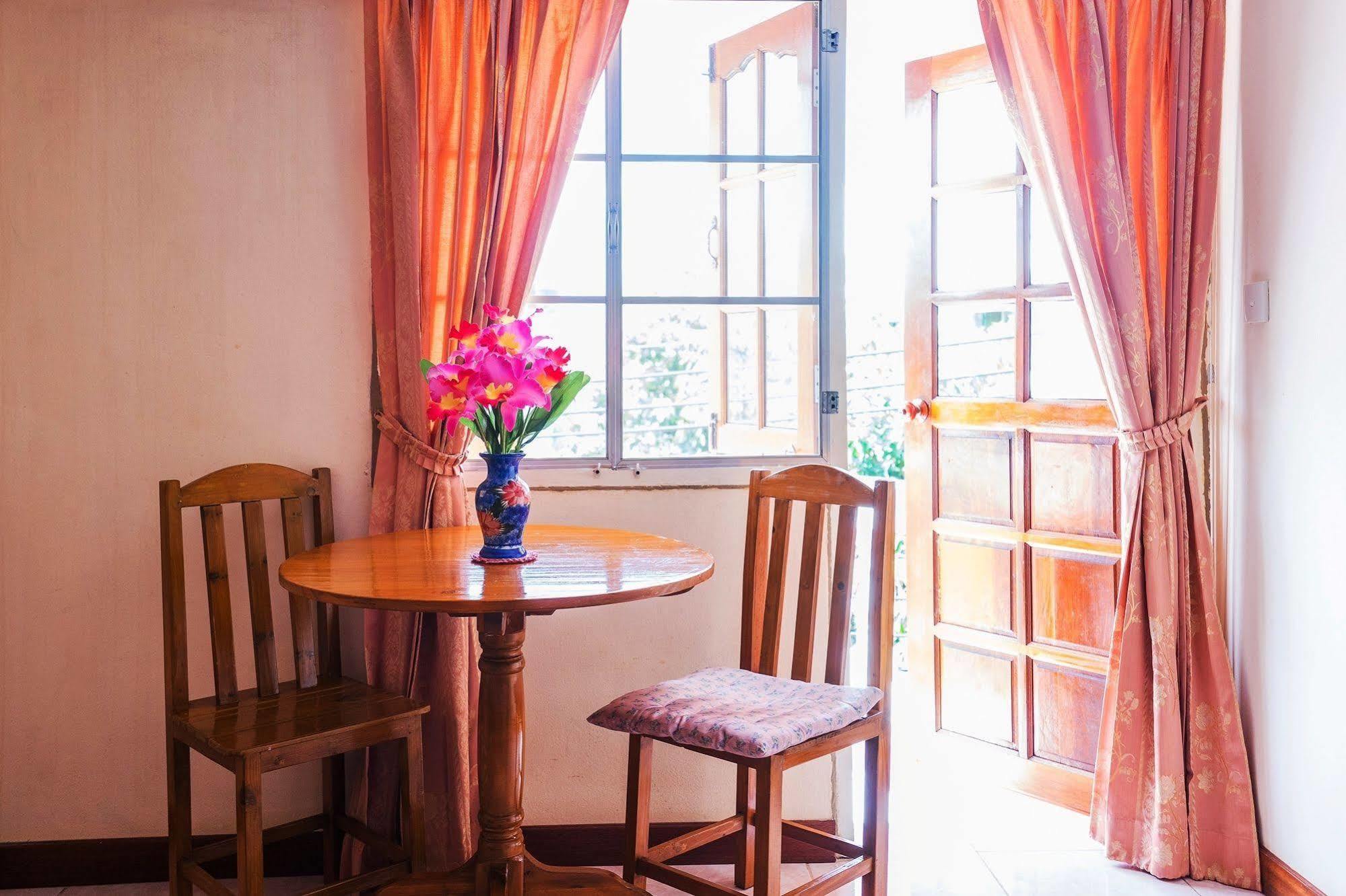 The Britannia Hotell Chiang Mai Exteriör bild